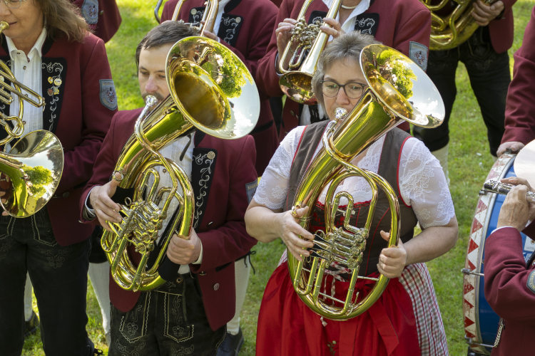 Musikanten spielen Bariton und Tenorhorn