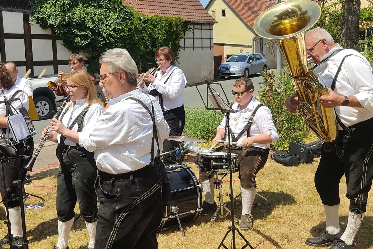 Ein Junge spielt Schlagzeug